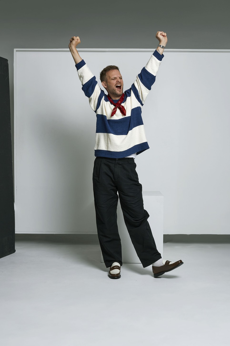 Puskás-Dallos Péter interjú – Pulóver, kendő és mokaszin ZARA, Nadrág COS