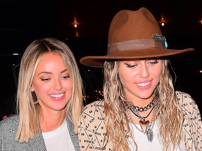 Miley Cyrus új barátnőjével kézen fogva ment bulizni a VMA gála után