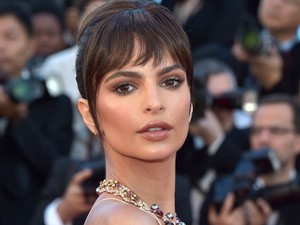 Óriási nyaklánc? Hatalmas cicik - dehogynem vetkőzött Emily Ratajkowski