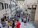 Az ide utazók száma olyan méreteket ölt, hogy a turizmus előnyei mellett egyre inkább számolni kell a negatív következményekkel is.