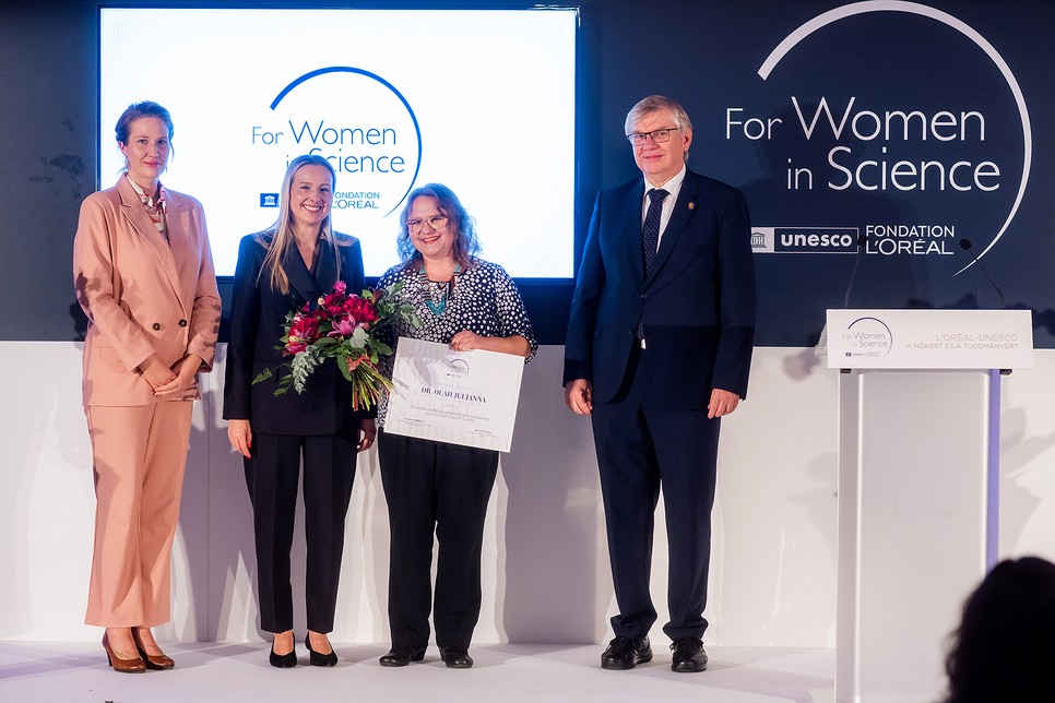 Dr. Oláh Julianna, a Budapesti Műszaki Egyetem kutatója számítógépes kémiai modellezéssel vizsgálja a gyógyszerek lebomlását és melléktermékeit, környezetbarát megoldásokat keres az ipari folyamatokra, valamint molekuláris kapcsolókat fejleszt új technológiákhoz, hogy megoldásokat kínáljon az egészségügy, környezetvédelem és technológiai fejlődés kihívásaira