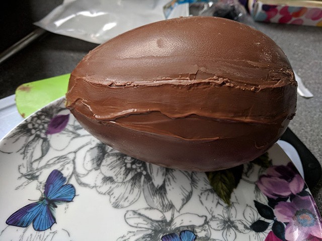 Chris alaposan összeragasztotta a tojást, az új lakói viszont már ott lapulnak benne! 