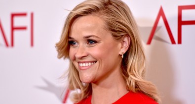 Reese Witherspoon szuperlaza szettben szeli Hollywood utcáit