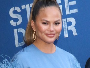 A hosszú lábú Chrissy Teigen és egy szégyenlős Luna a cuki látvány az utcán
