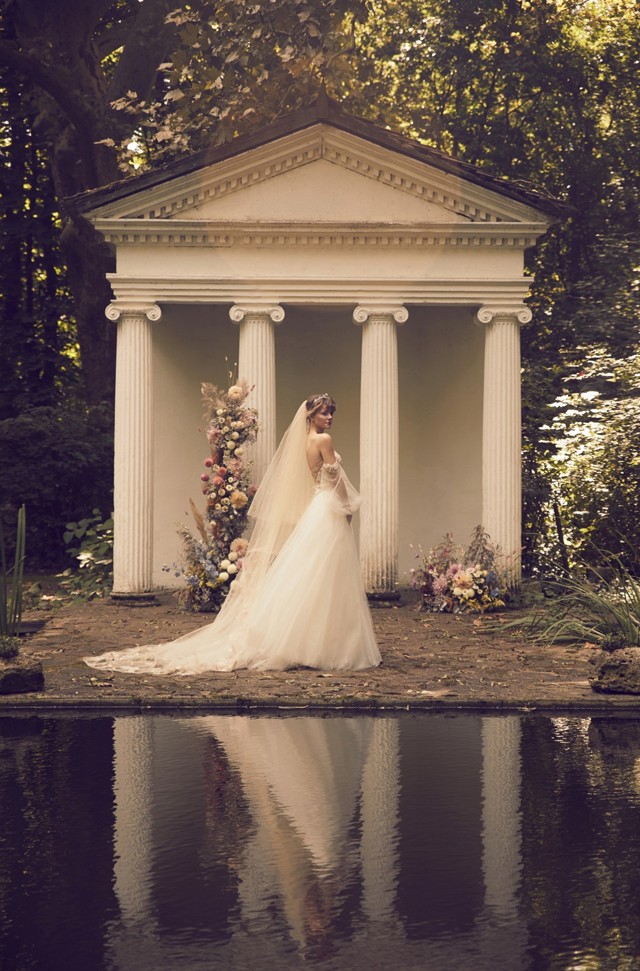 Jakab Juli színésznővel a főszerepben mutatja be a Nora Sarman az új esküvői kollekcióját