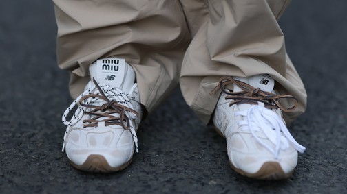 Pillanatok alatt fehér lesz még a legkoszosabb fehér tornacipő és sneaker is ettől a zseniális trükktől