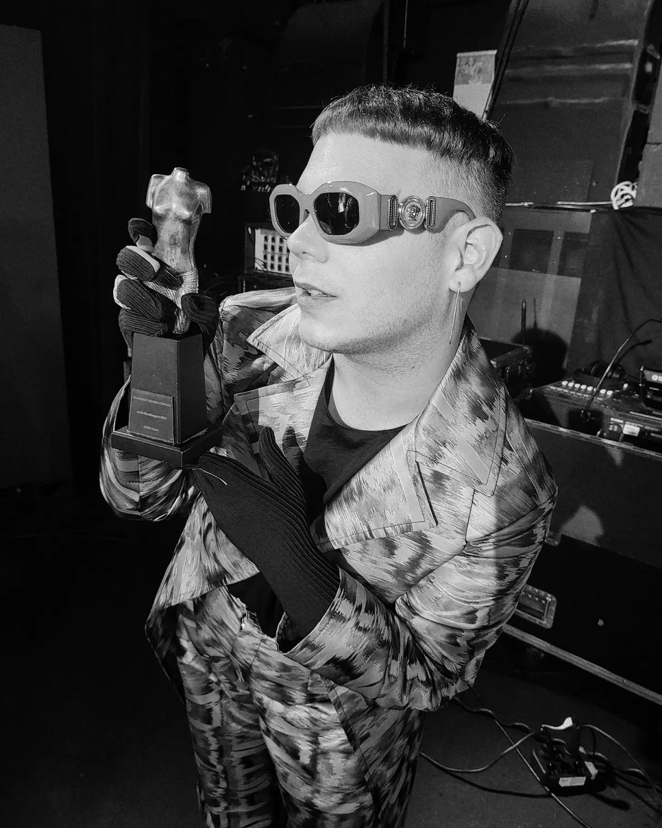 Csalár Bence divatíró már két, hazai divatról szóló könyvet is megjelentetett