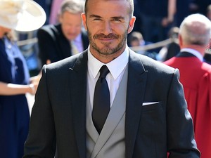 Na jó! David Beckham vágja kislánya, Harper haját! Ennél édesebb dolog nincs is!