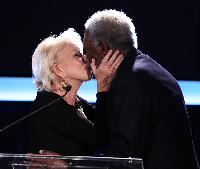 Helen Mirren csókolja Morgan Freemannek