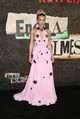 Az Enola Holmes 2. 2022-es New York-i premierjén Millie Bobby Brown egy csodás, babarózsaszín Louis Vuitton estélyiben lépett a kamerák elé. A nyakba akasztós szabást és a mély dekoltázst a ruhán elszórt, fémesen csillogó, fekete virágdíszek tették varázslatossá. Nemcsak főszereplője, de már az első résztől kezdve aktív producere is az Enola Holmes-filmeknek, így komoly beleszólása volt a forgatókönyvekbe és a kreatív döntésekbe is.