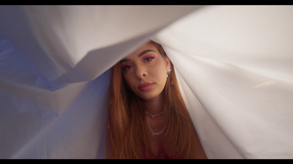 Szécsi Böbe gyerekkora óta énekel, és a The Voice című műsorban ismerhette meg az ország