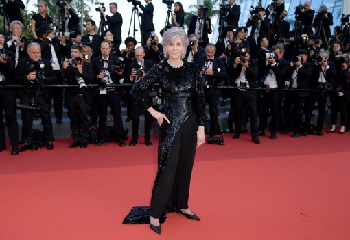 Nem hiszünk a szemünknek! A 86 éves Jane Fonda istennőként tündököl a cannes-i filmfesztivál vörös szőnyegén