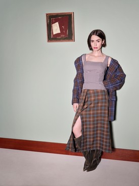 Lily Collins a Zalando 2026-os őszi-téli „Inner Voices” divatkampányában az egyéni stílus, az önkifejezés és a magabiztos öltözködés fontosságára hívja fel a figyelmet