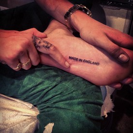 Cara Delevingne-nek újabb tetkója van. Csak, hogy nehogy elfelejtse honnan jött.