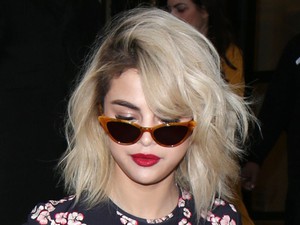 Selena Gomez 1 óra alatt háromszor váltott ruhát, volt egy igazán rettenetes is