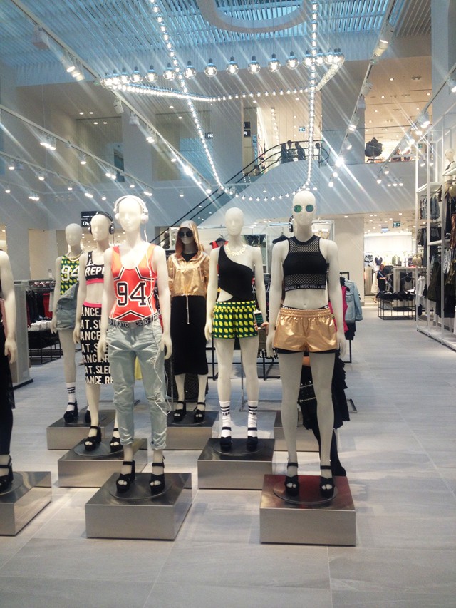 Átvirrasztott éjszaka, hatalmas parti és óriási nyeremények - Megnyitott a legnagyobb és legszuperebb H&M