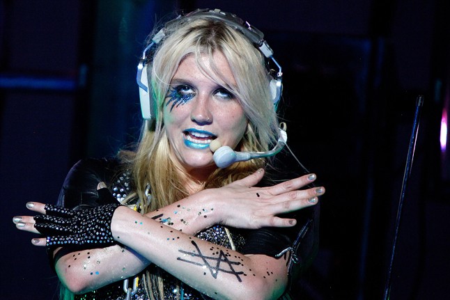 Tulajdonképpen, csodás idő a kísérletezésre, ha szingli vagy. Mindent megtehetsz, amit eddig nem mertél, mint pl. az orrpiercing vagy a kék rúzs.