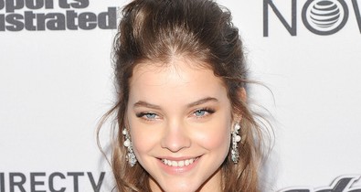 Palvin Barbara habos-babos babakék ruhája nagyon kis pajkos