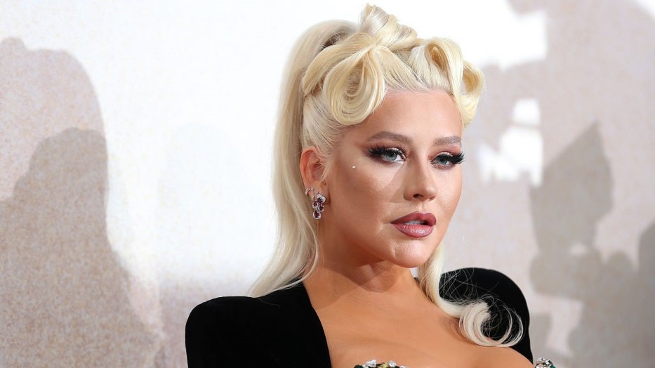 Christina Aguilera zebracsíkos meztelenruhában hódított a vörös szőnyegen