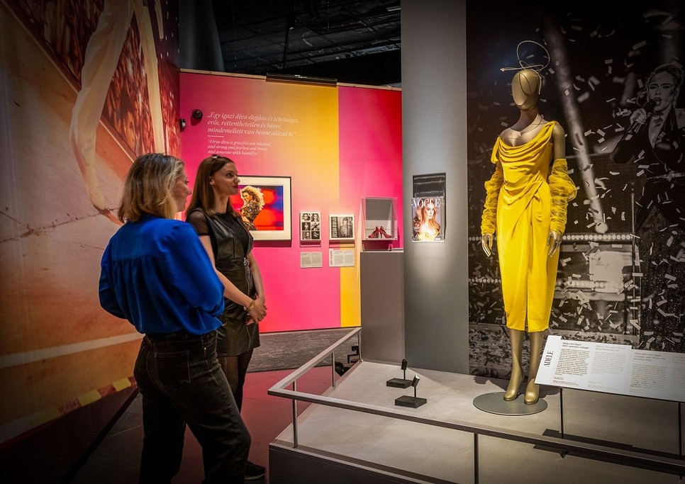 Adéle egyik öltözéke