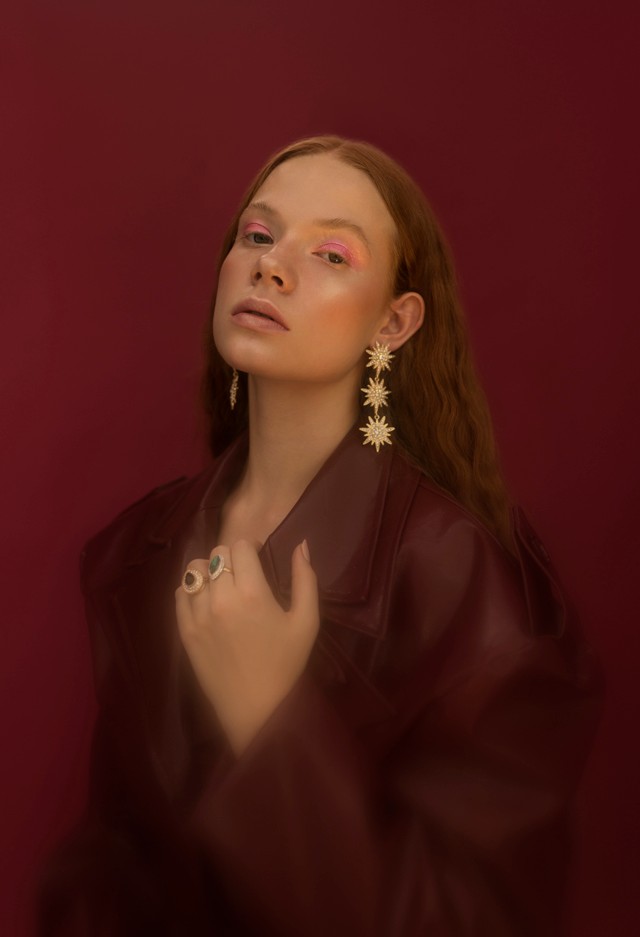 Fülbevaló WE ARE DEARLY; Gyűrű KLAUDIA WASSERMAN