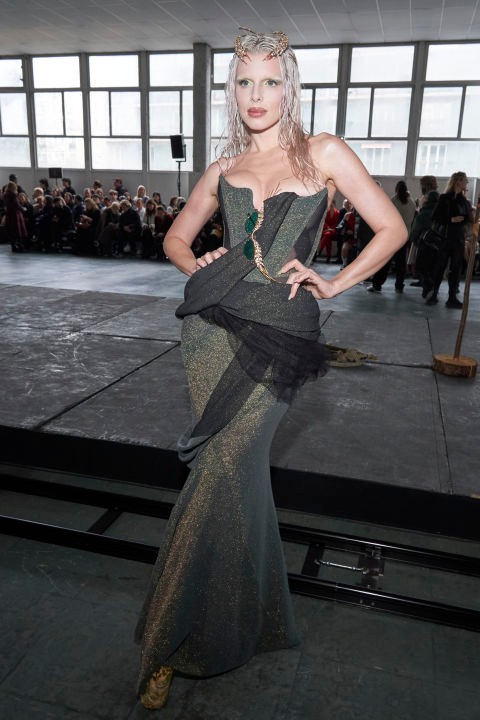 Julia Fox az Andreas Kronthaler for Vivienne Westwood 2024-25 ősz-tél divatbemutatón