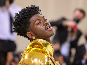 Lil Nas X három arany szettet is viselt a Met gála vörös szőnyegén