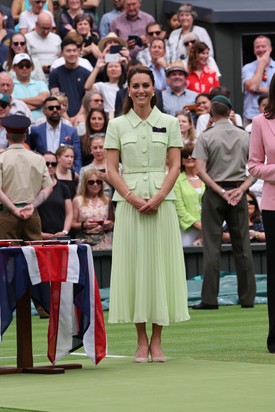 Katalin 2023-ban a teniszlabda színének egy világosabb árnyalatában is tündökölt. A szettje egy pliszírozott midi szoknyából és egy öves, rövid ujjú blézerből állt a Self-Portrait márkától. Az outfitet gyöngyös fülbevalókkal és nude magassarkúval koronázta meg.