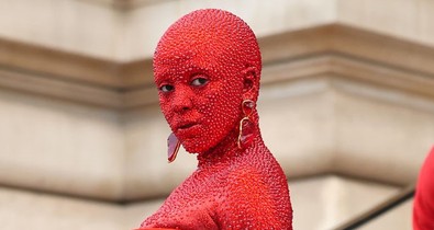 Felismerhetetlen az énekesnő, akinek az egész testét vörös Swarovski kristályok borították