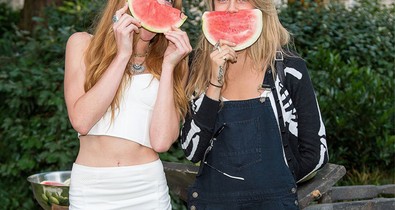 Cara Delevingne a szezon trendi nadrágjában