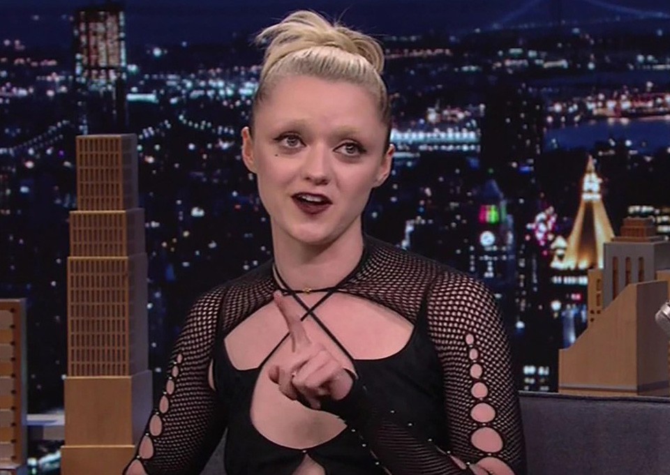  Maisie Williams egyelőre ragaszkodik a Pistol című sorozatbeli karakterének stílusához a mindennapokban is