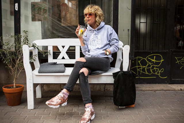 Dóra nagyon menő pulcsival dobta fel a mai szettjét