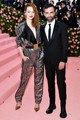 Az este két fővédnöke, Emma Stone és és a Louis Vuitton tervezője, Nicholas Ghesquiere.