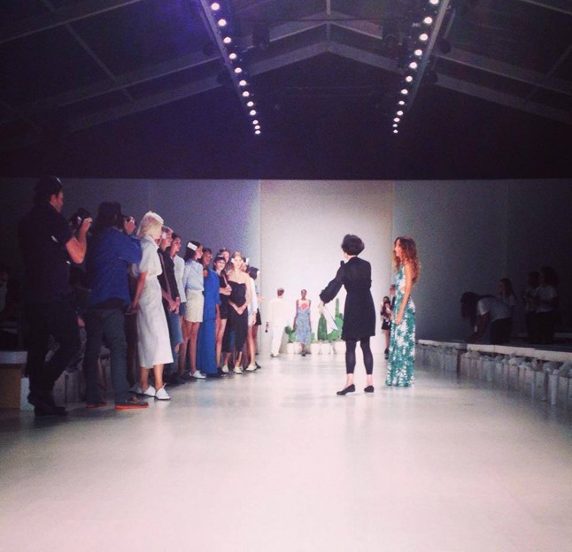 Larion Oscar a Mara Hoffman bemutatón is sminkelt