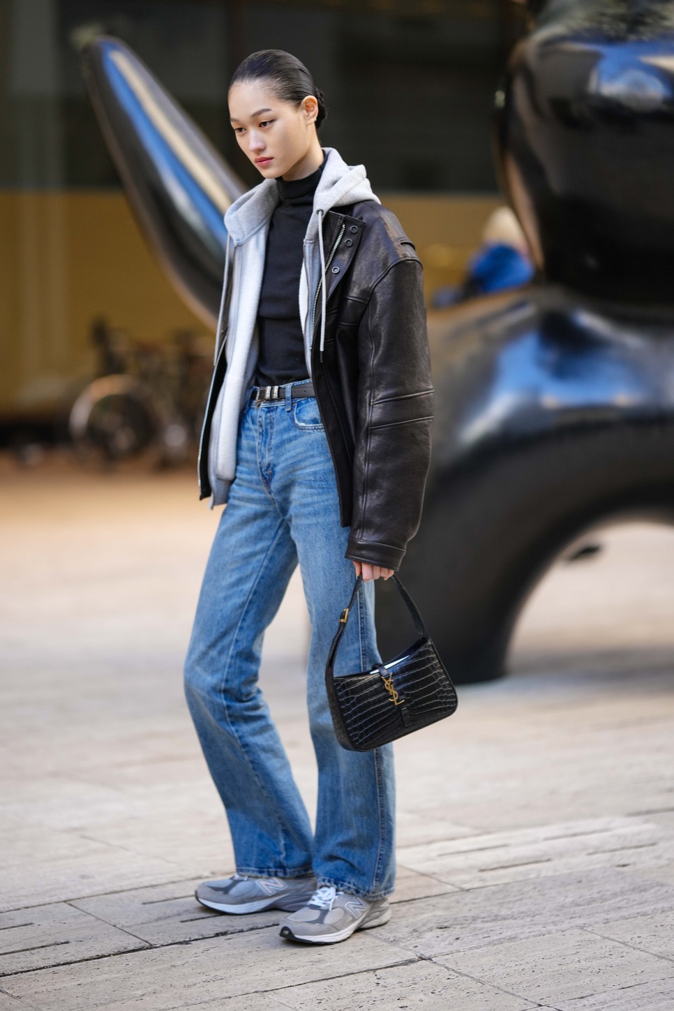 A bőrdzseki és farmer párosa örök a street style trendekben.