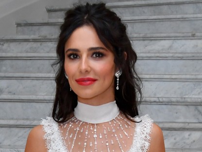 Cheryl Cole merészen felvágott ruhájában igazi végzet asszonya 