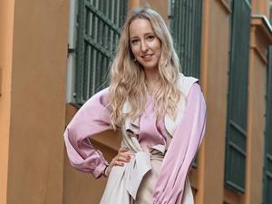 Előtérben a nőies vonalak: Ismét egy magyar tervezőt köszönthetünk a Gardróbnaplóban