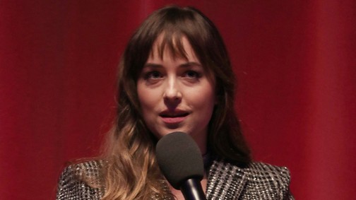 Nem gondolnád, hogy Dakota Johnson unalmas kabátruhája milyen szexi