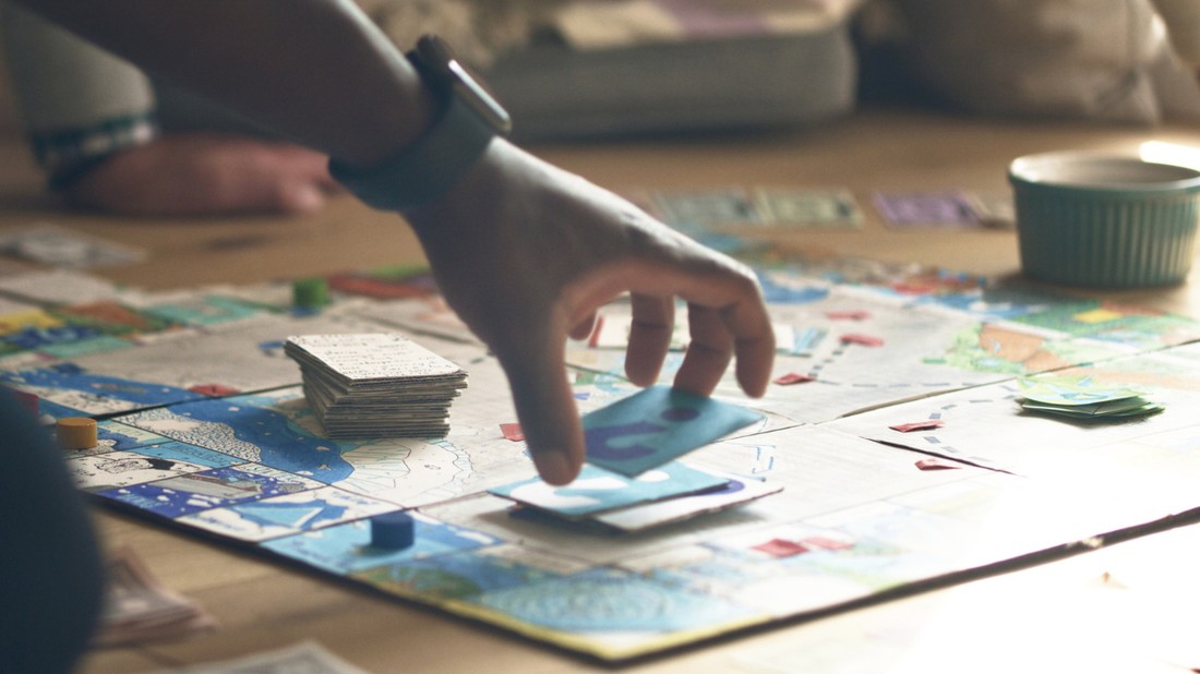 A társasjátékok már rég nem csak a gyerekekhez szólnak, a felnőtt baráti társaságoknak épp úgy lehet szórakoztató és kapcsolatépítő program esténként