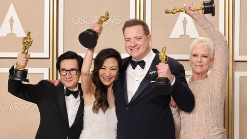 Brendan Fraser könnyeivel küszködve vette át az Oscar-díjat, a Minden, mindenhol, mindenkor megérdemelten verte rommá a mezőnyt