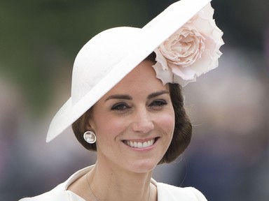 Sarolta hercegnő első hivatalos megjelenése Kate Middleton karján