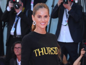 A legrövidebb szoknyát találta meg, de ilyen lábakat bűn rejtegetni