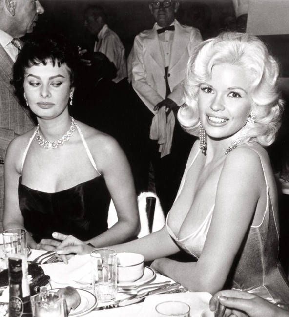 Sophia Loren pillantásából láthatjuk, hogy ezen a partin – ami egyébként Loren bemutatkozó hollywoodi estélye volt – Mansfield nem igazán találta el a kifinomult dekoltázs-mélységet. Az 1957-es kép mindenesetre világhírű lett.