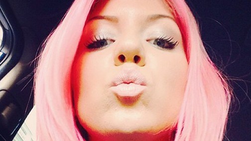 Tolvai Reni pink hajjal is szexi