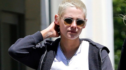 Kristen Stewart falatnyi haspólóban majdnem cicit villantott az utcán
