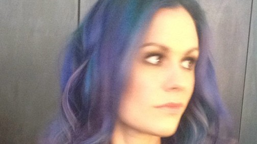 Újabb szivárvány hajú sztár!