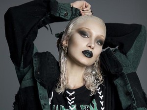 18+ Platinaszőke lett és már megint meztelen Bella Hadid