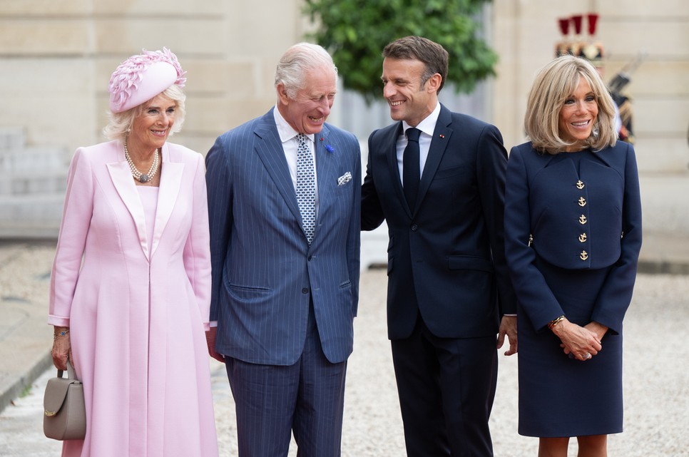 Kamilla királyné és Károly király, valamint Emmanuel Macron francia elnök és Brigitte Macron francia first lady