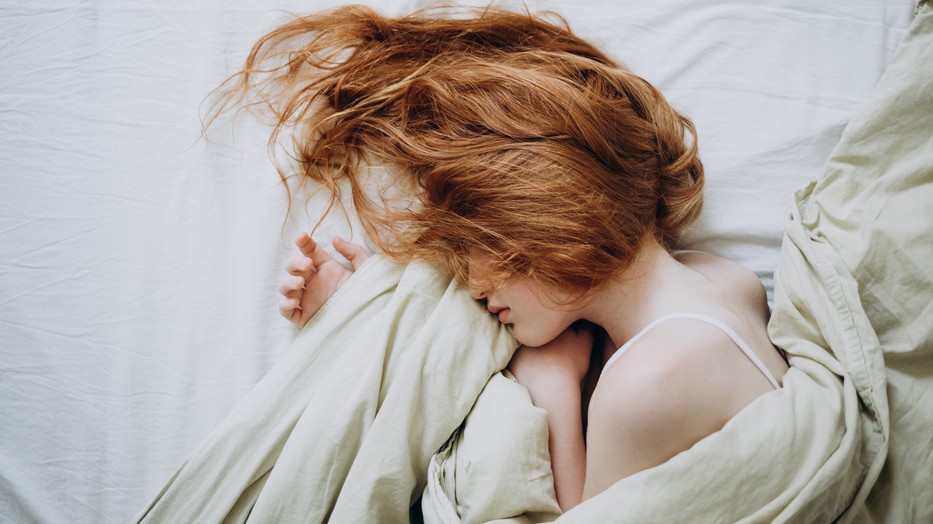 Nem mindegy, hogy milyen pózban alszol, ha puffadt a hasad