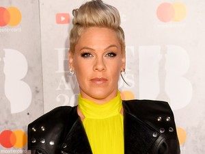 Úristen! Kigyulladt Pink csapatának a repülőgépe leszálláskor